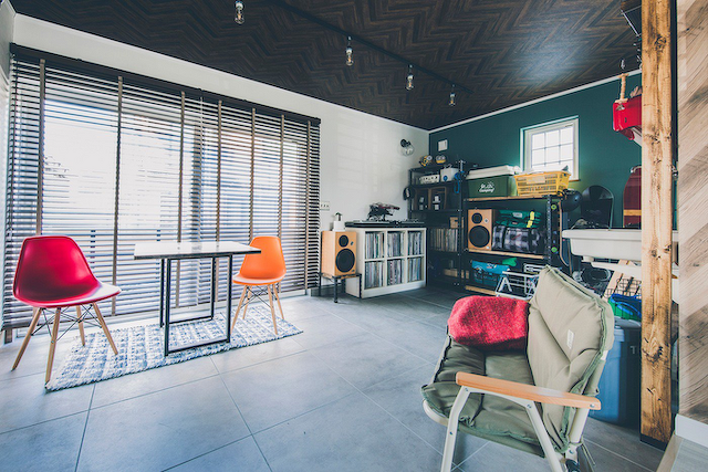 椅子とテーブルのある土間