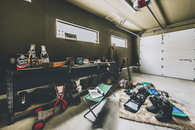 ガレージにあるスノーボード