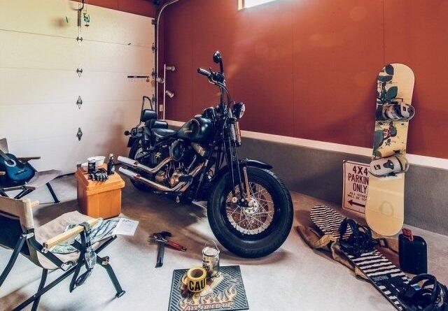 オレンジの壁のガレージハウス