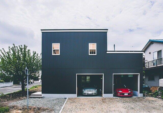 車2台を駐車できるガレージ